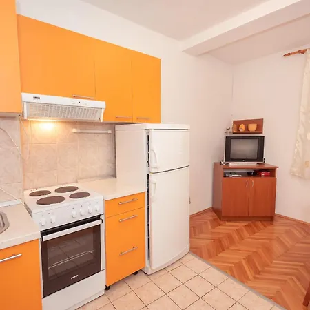 Apartment 4 *